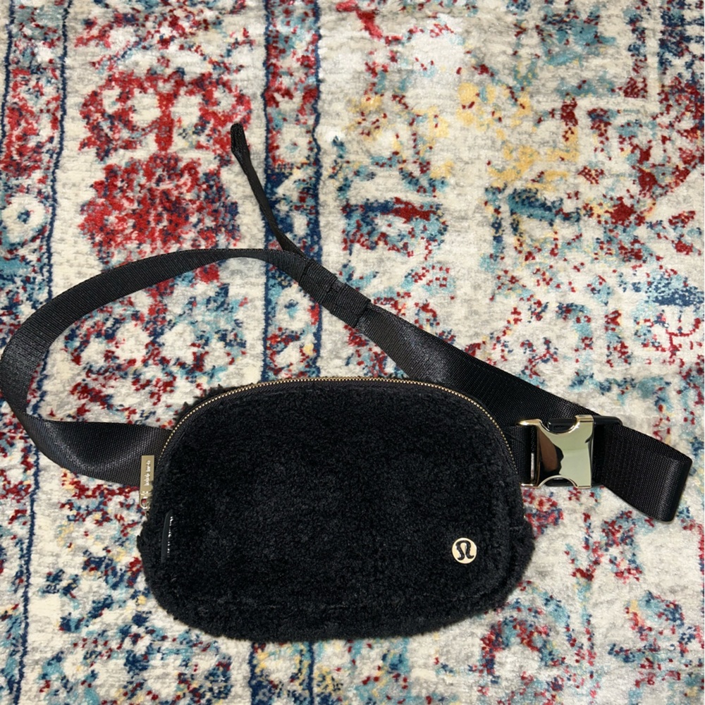 Lululemon | Everywhere Fleece Belt Bag (Black)